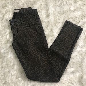 Bullhead leopard print skinny jeans
